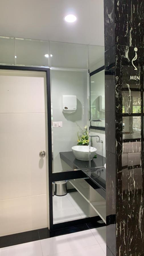 Icare Residence & Hotel Bangkok Bagian luar foto